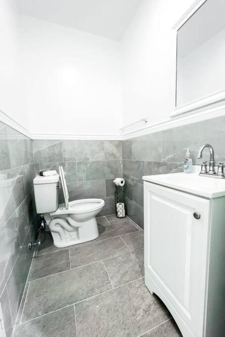 4Br Niagara Getaway-Prime Location Holiday home