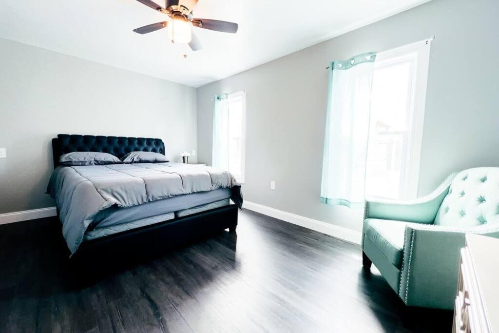4Br Niagara Getaway-Prime Location Holiday home *